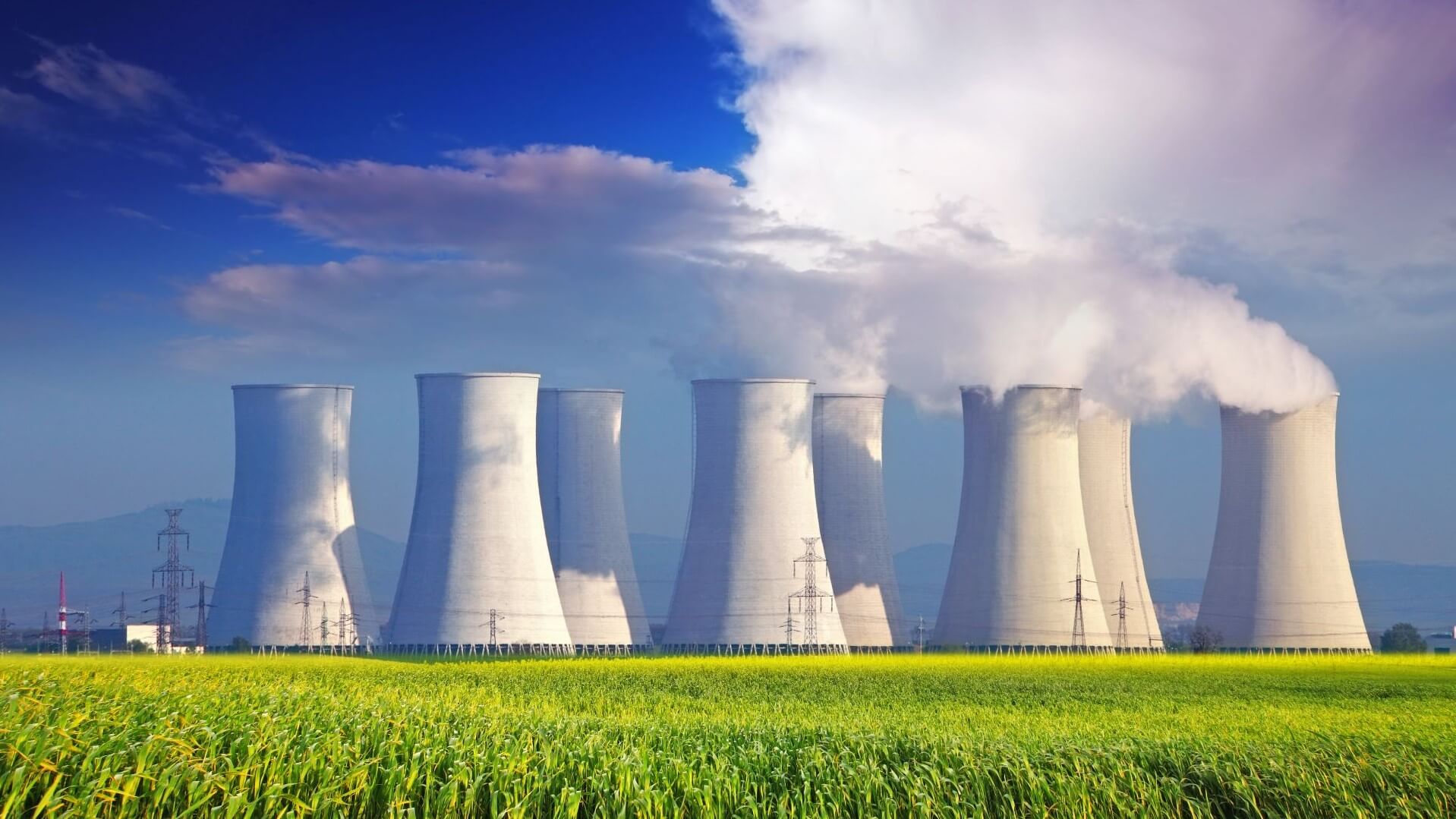 Nuclear power station with cooling towers