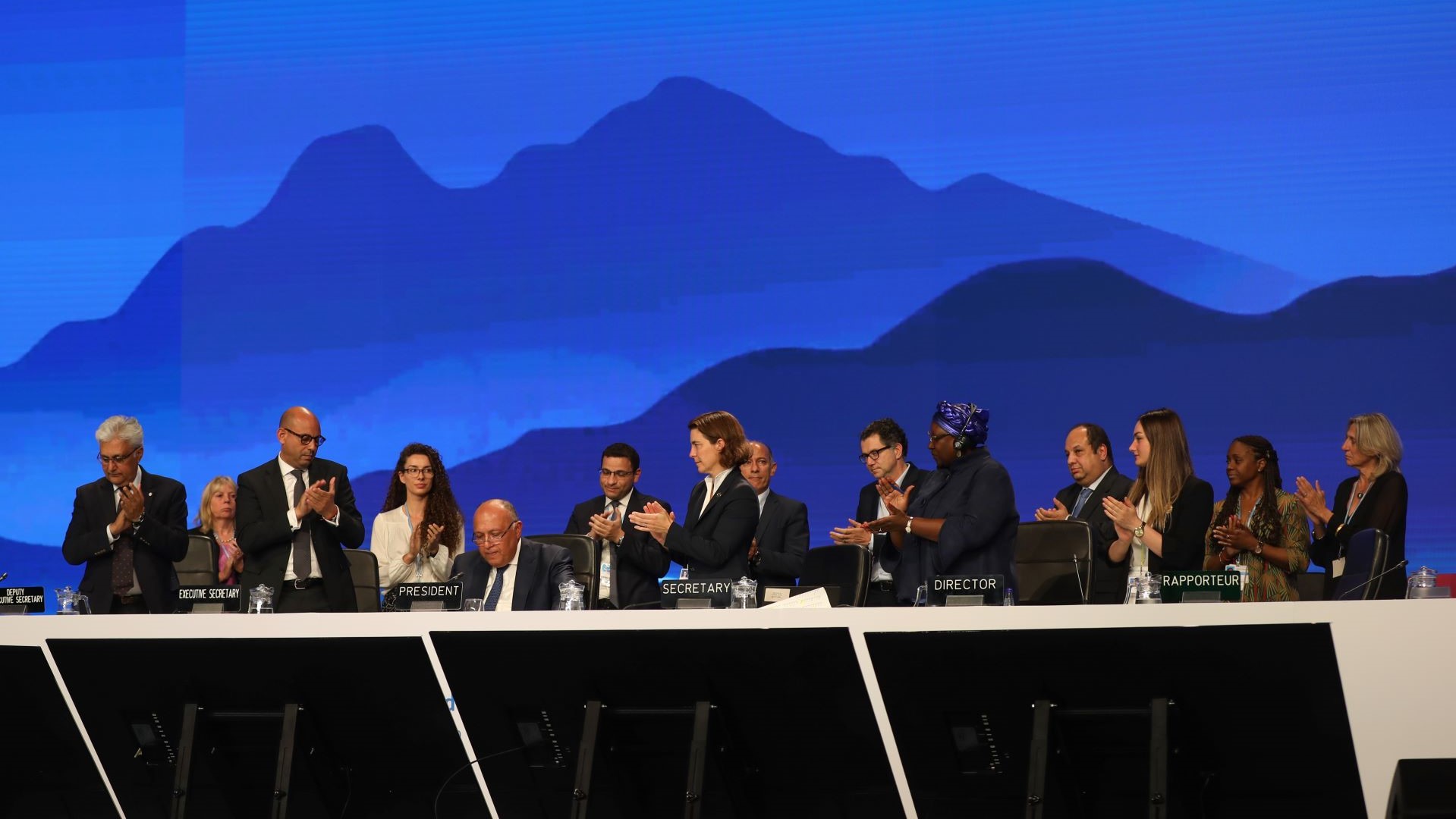 COP27 leaders giving standing ovation after the final agreement was signed 